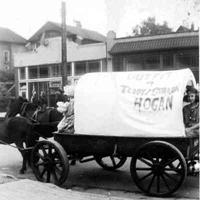 2818 - Covered Wagon Hogan in PNE Parade, 1947.tif