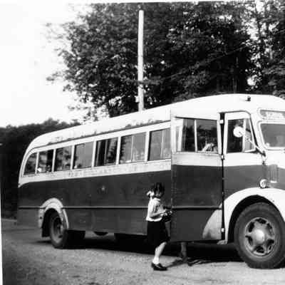 2819 - Deep Cove school bus to Roche Point, 1947c.tif