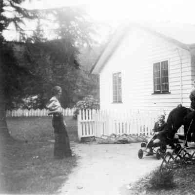 2838 - Horses in yard Terry & Sharon Hogan, Timmy Butler, 1944.tif