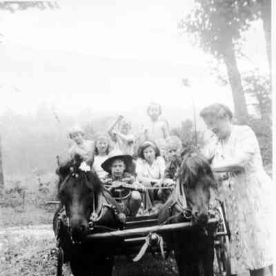 2840 - Hilda Fox with Kids on horse drawn wagon, 1948.tif