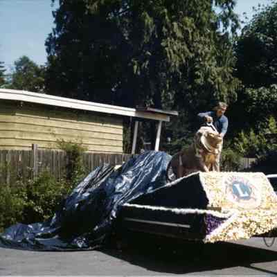 2500 - Lions float set up Ron Dirk.tif