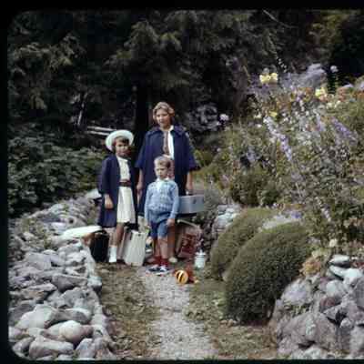 3668 - Teresa, Robynn, Greg going home, July 1961.tif