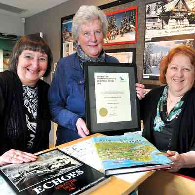 4952 - Lorna Anderson, Janet Pavlik, Gail Hanlon with DNV Heritage award
