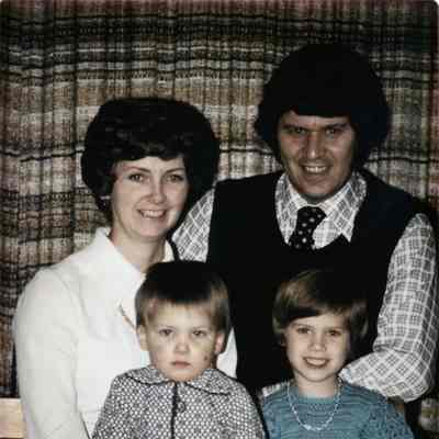 3070 - Dalton's l to r Lynda, James, Dianna, Rob 1974.tif