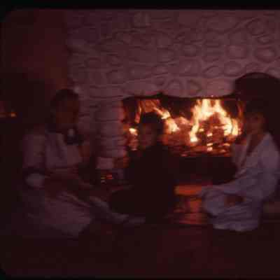 3670 - Toasting marshmallows Robynn, Teresa, Greg, Jul 1961.tif