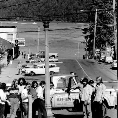 4780 - Guys with lampost, dog, on Gallant c1970s.jpg