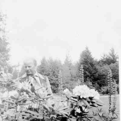 2862 - Doc Hogan in his garden, 1949.tif