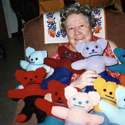 3236 - Jean Harm Sr makes teddies for childrens emergency LGH.tif