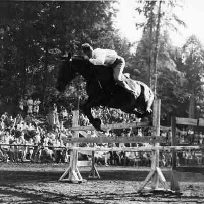 4875 - Man on horse jumping.tif