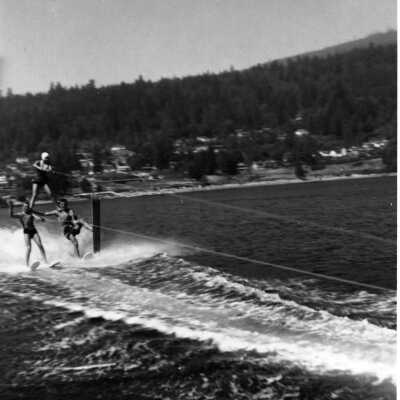 Waterskiing pyramid, 1960