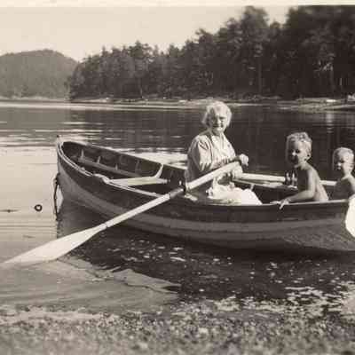 4975 Grandmother and children rowing
