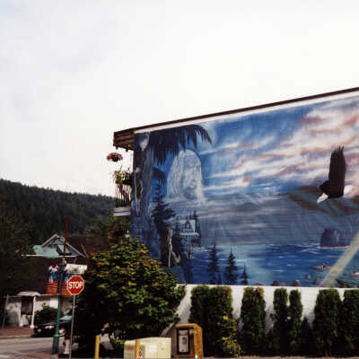 Mural on apt bldg - Sept 2001