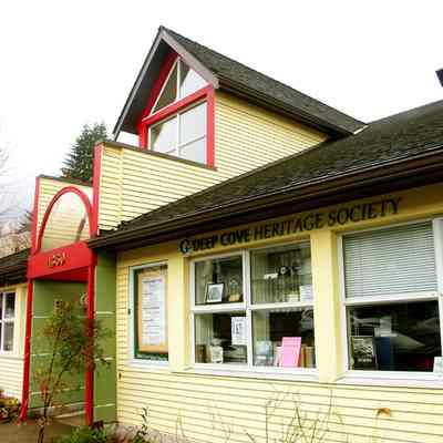 Deep Cove Cultural Centre - new Heritage Society sign, 2007