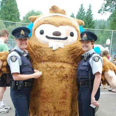 4421 - 2009-4 RCMP with Olympic Mascot Quatchi.tif