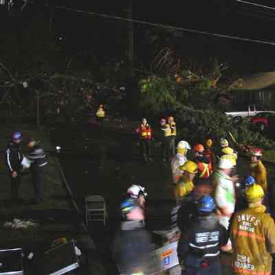 2989 - Mudslide, Riverside, rescue workers on site - 2005 Berkley-Riverside Dr.tif