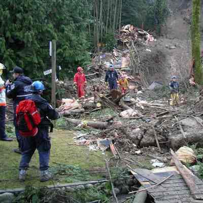 2990 - Mudslide, Riverside, rescue workers view debris - 2005 Berkley-Riverside Dr.tif