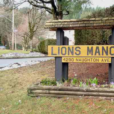 2571 - Lions Manor sign, crocuses DSC01671.tif
