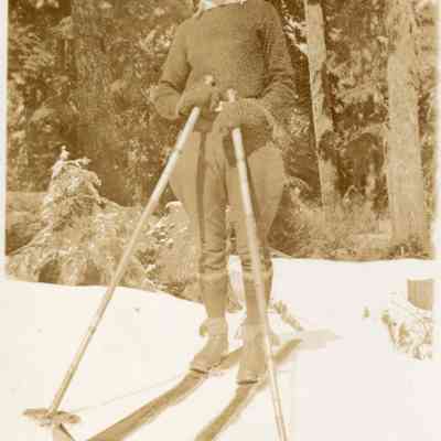 4974 Woman Skier