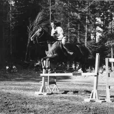 4872 - Woman on jumping horse onlookers.tif