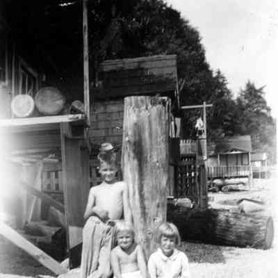 3327 - Moss children, Cates Park shacks .tif
