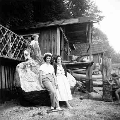 3328 - Moss family at shacks Cates Park.tif