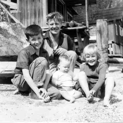 3329 - Moss family Ernie, Gary, Lynn, baby Shelley, summer '54.tif