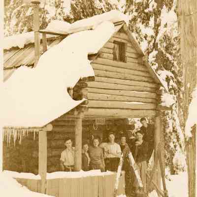 4973 Snowy cabin with Skiers