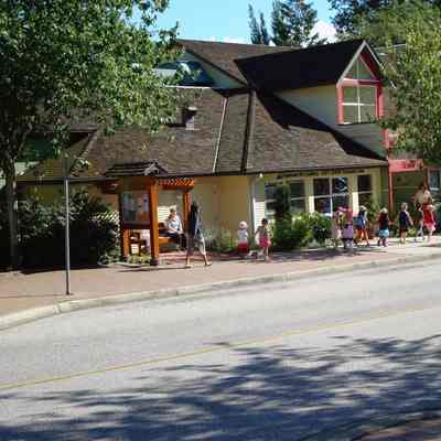 Mamalina's Montessori Preschool children walking along Gallant Ave