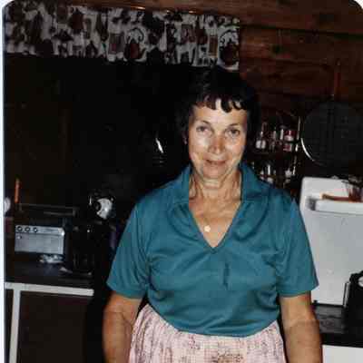3788 - Ann Lubik & cake 1982.tif