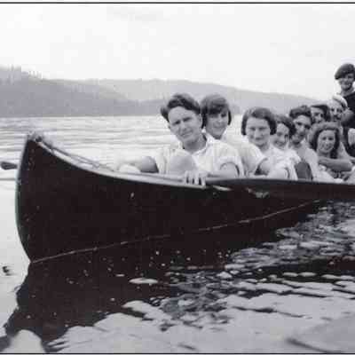 4982 Group of Canoers in Inlet
