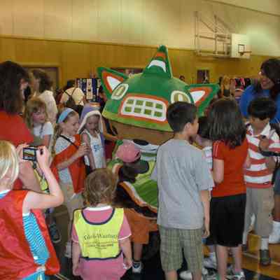 3384 - Olympic mascot in gymnasium, with children CIMG0115.JPG