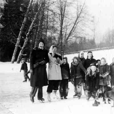 2825 - Happy group of skaters, Seymour River, 1947.tif