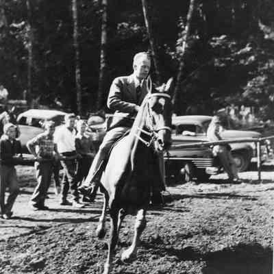 4870 - Man in suit on horse onlookers.tif