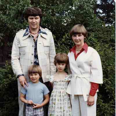 3071 - Dalton's l to r Rob, James, Dianna, Lynda c1977.tif