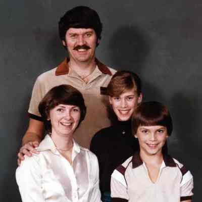 3072 - Dalton's l to r Lynda, Robb, Dianna, James, c1981.tif