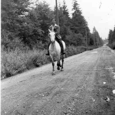 4868 - Horse long gravel road.tif