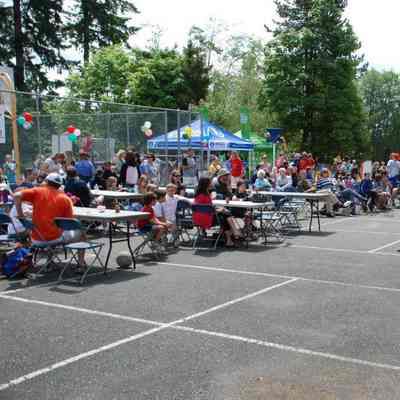 4423 - 2011-5 Crowd gathered at Blueridge Elem Schl.tif