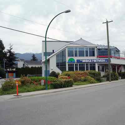 The Bridge Between Pub - 01