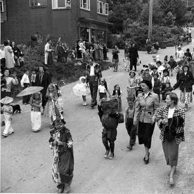 4427 - May Day Parade 1952 Kids in Costumes.tif