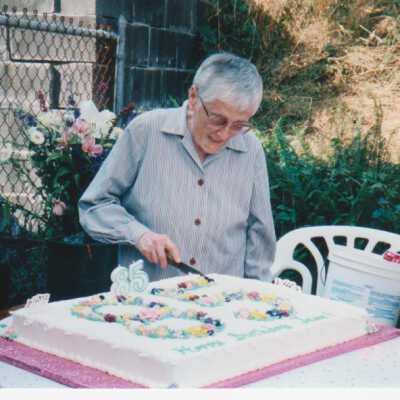 4803 - Jean Craig cutting her 85th Birthday Cake