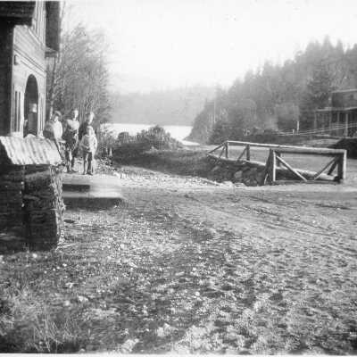 Moore house on Gallant with people