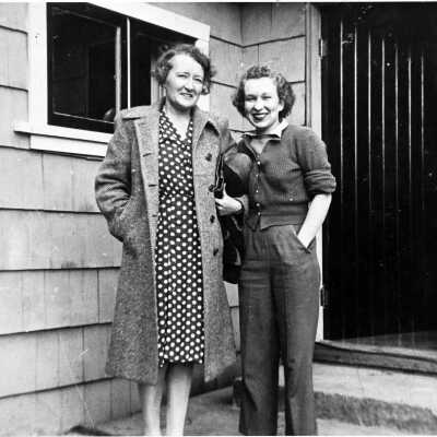 2485 - Fradena Eaton, Ethel Allardice at Allardice home.tif