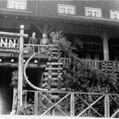 Stirrat. Mr. R Sr and Mrs Cuthill at Wigwam Inn