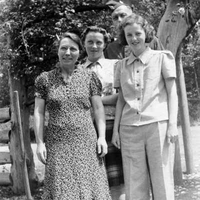 Gillis Family; Christena, Eliz, Jack and Margaret