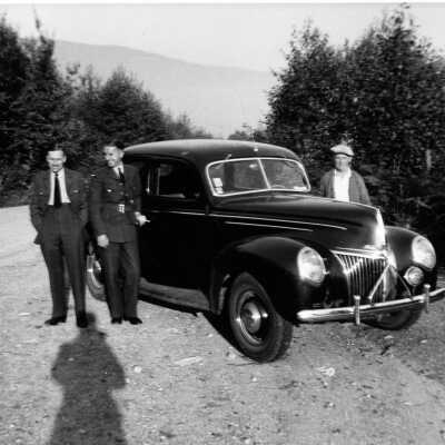 Ellis, Mr on right of his car, with Les Russell's friends