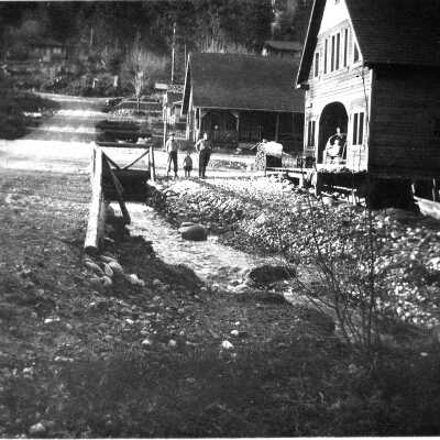 Moore house on Gallant with people