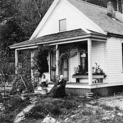 Irish House; left Mr Arthur Irish Jr, right Mrs Irish