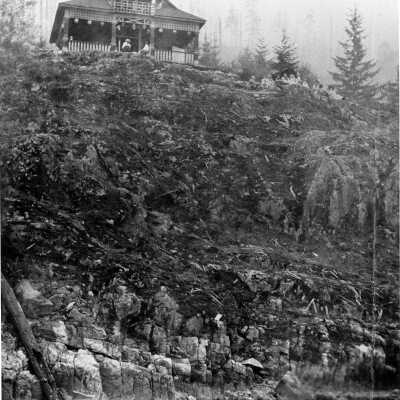 Woodlands North, house above dock