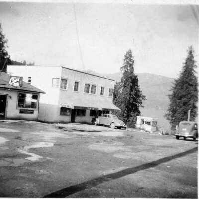 Bldg next to Cove Inn on Gallant