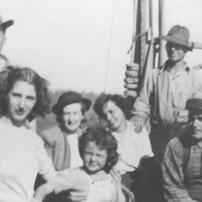 4800 - Craig clan on the troller 'Cailagh Gheal' at Roche Pt (mid1940s).jpg